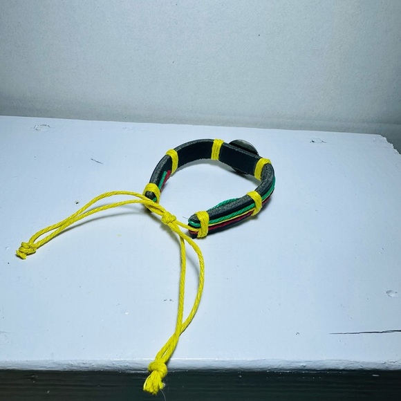 Handcrafted Rasta Bracelet with Leaf Emblem - Picture 4 of 4